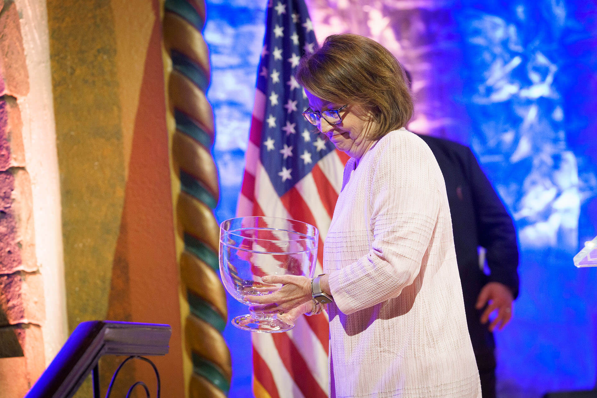 A Lugar Series member receives a large glass award