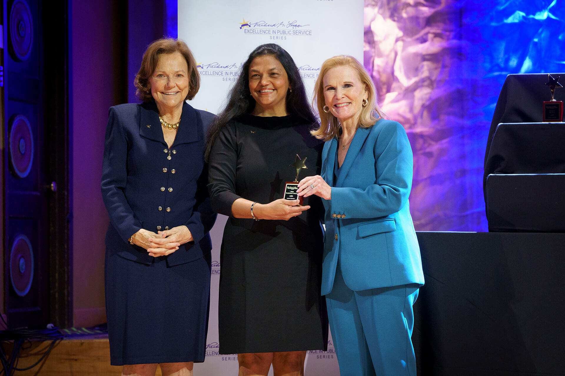 A Lugar Series member receives an award