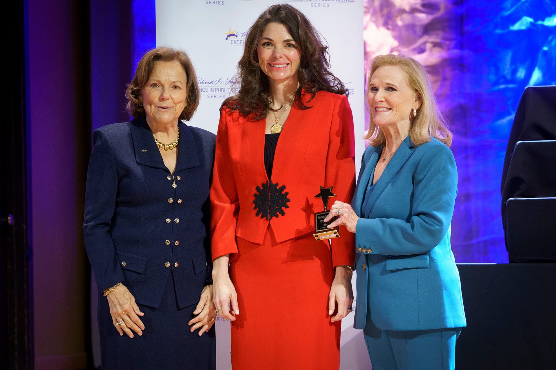 Lugar Series Co-Founder Teresa Lubbers presents an award to a member