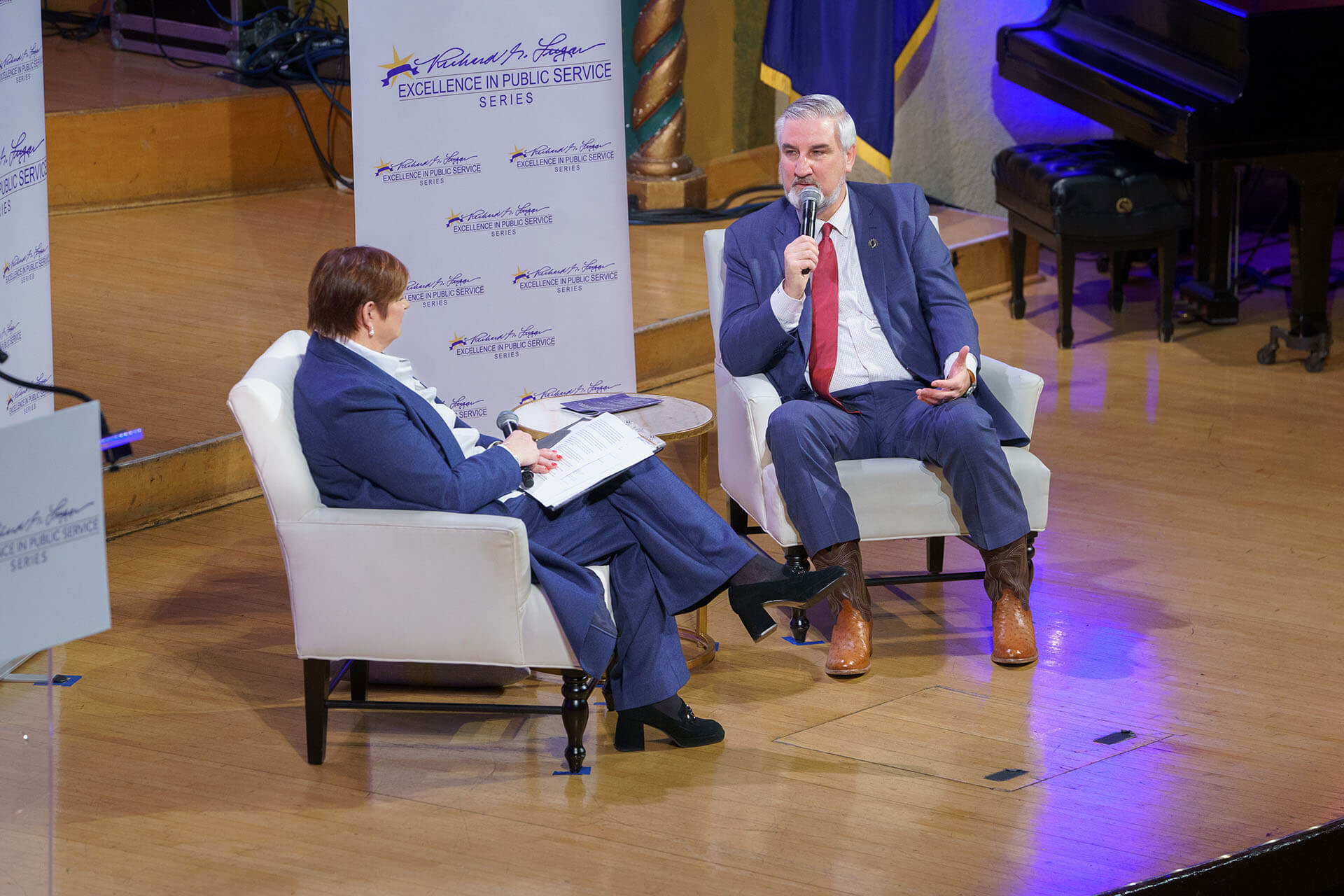 Lugar Series member interviews a guest speaker on stage
